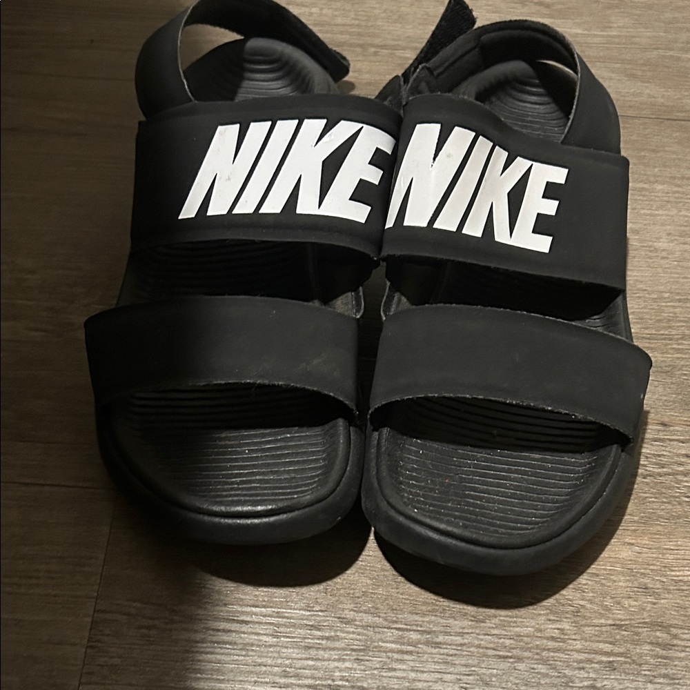Nike Women Black and White Sandals Tanjun size 7